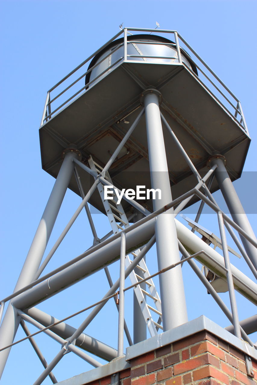 LOW ANGLE VIEW OF WATER TOWER AGAINST BLUE SKY