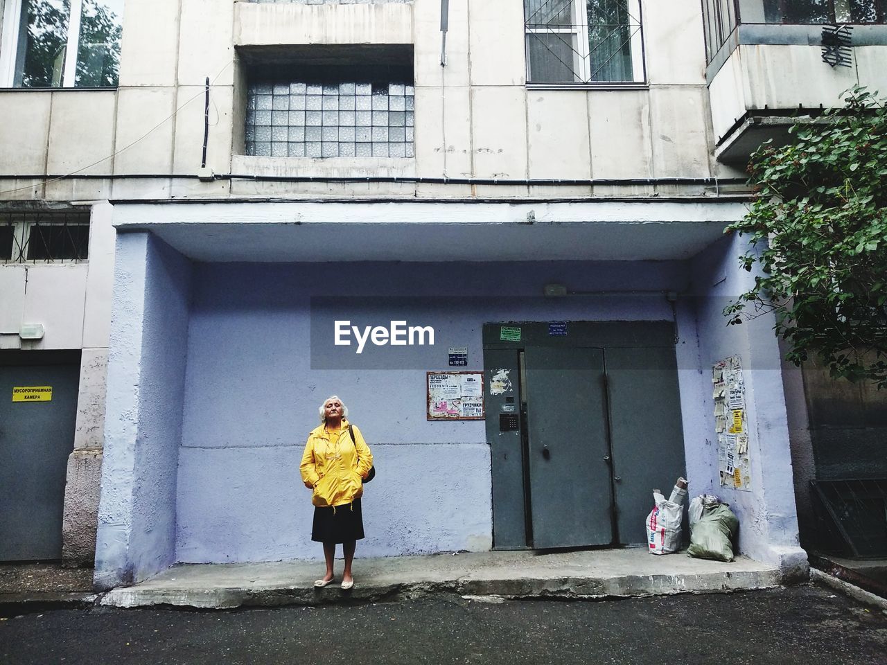 FULL LENGTH OF WOMAN STANDING IN BUILDING