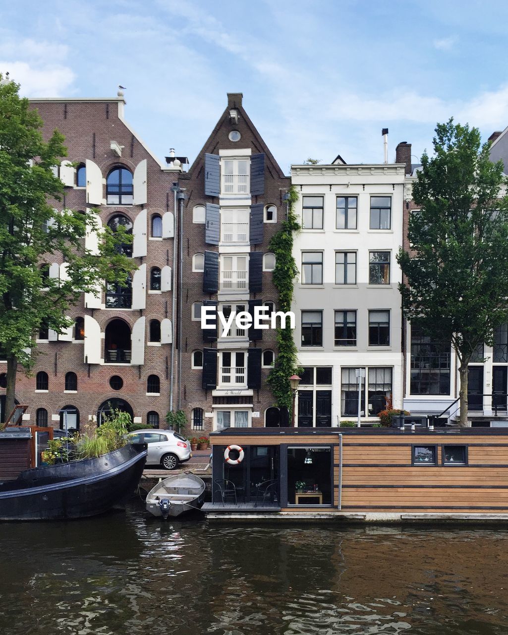 VIEW OF BUILDINGS AT WATERFRONT