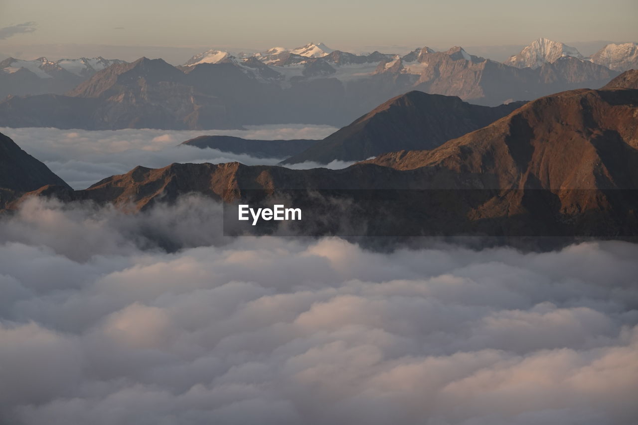 PANORAMIC VIEW OF MAJESTIC MOUNTAINS AGAINST SKY