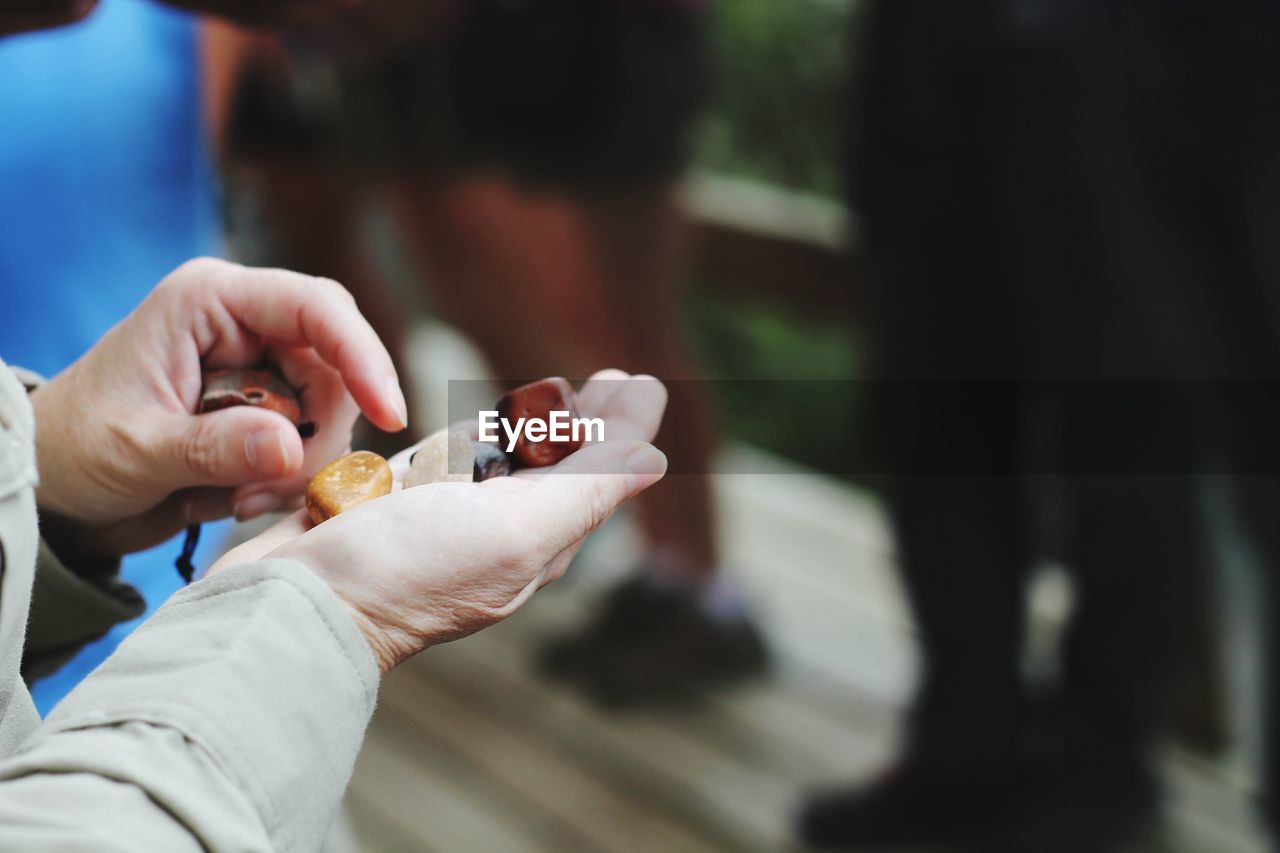 CLOSE-UP OF WOMAN HOLDING HANDS