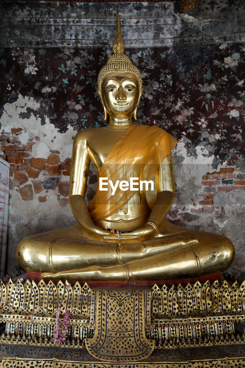 SCULPTURE OF BUDDHA STATUE OUTSIDE TEMPLE BUILDING