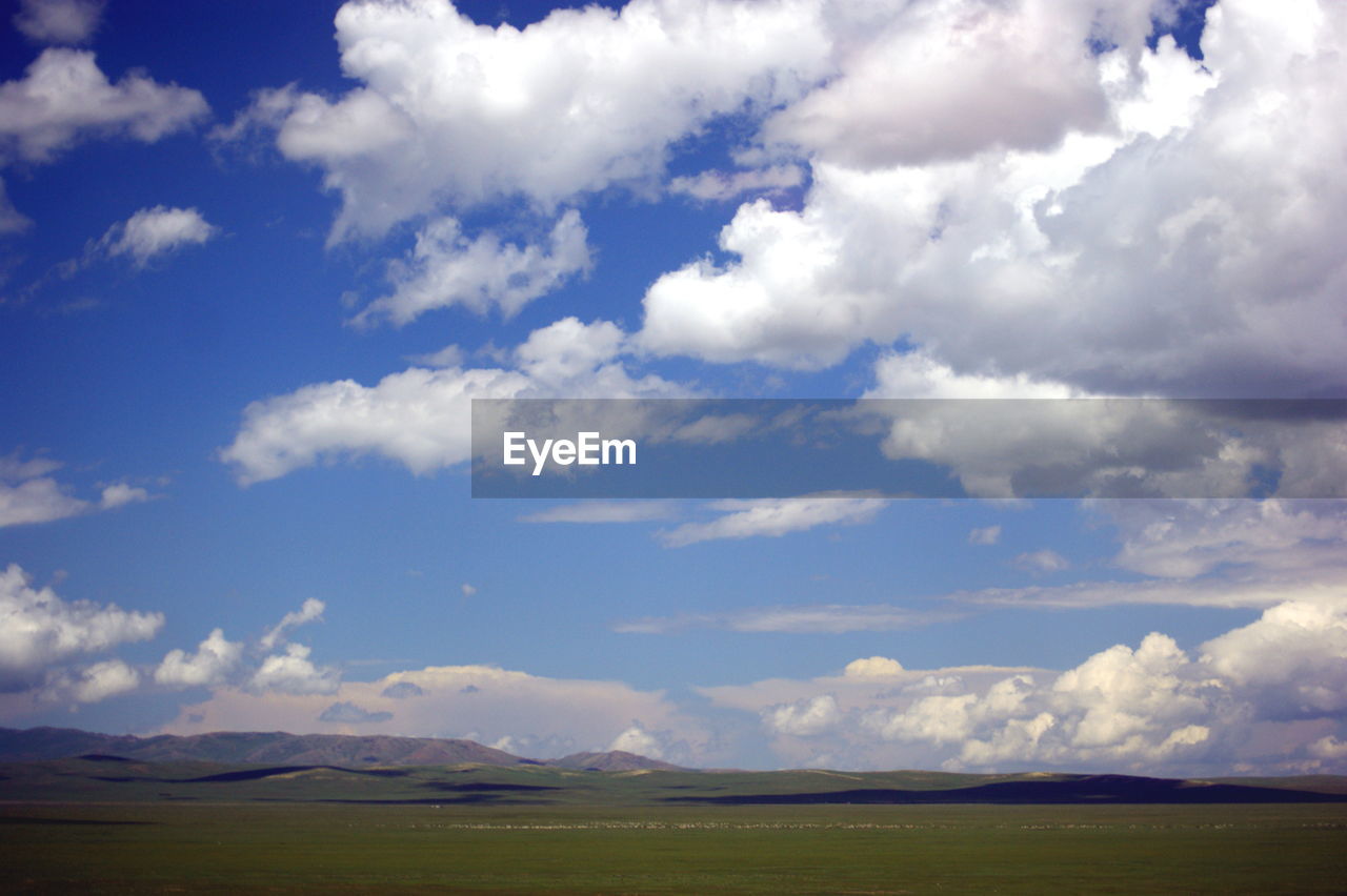 SCENIC VIEW OF FIELD AGAINST CLOUDY SKY