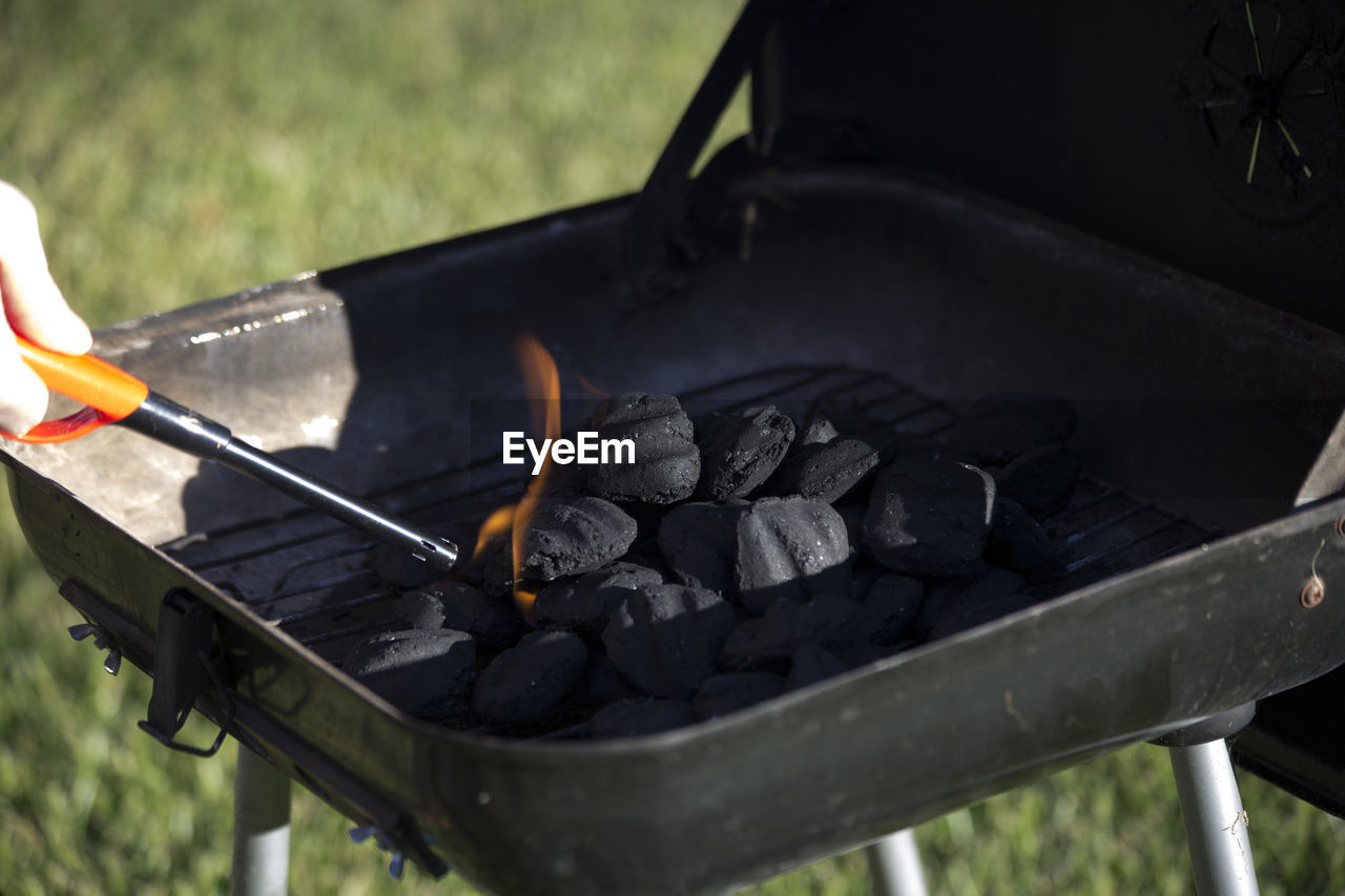 CLOSE-UP OF BARBECUE GRILL IN COOKING PAN