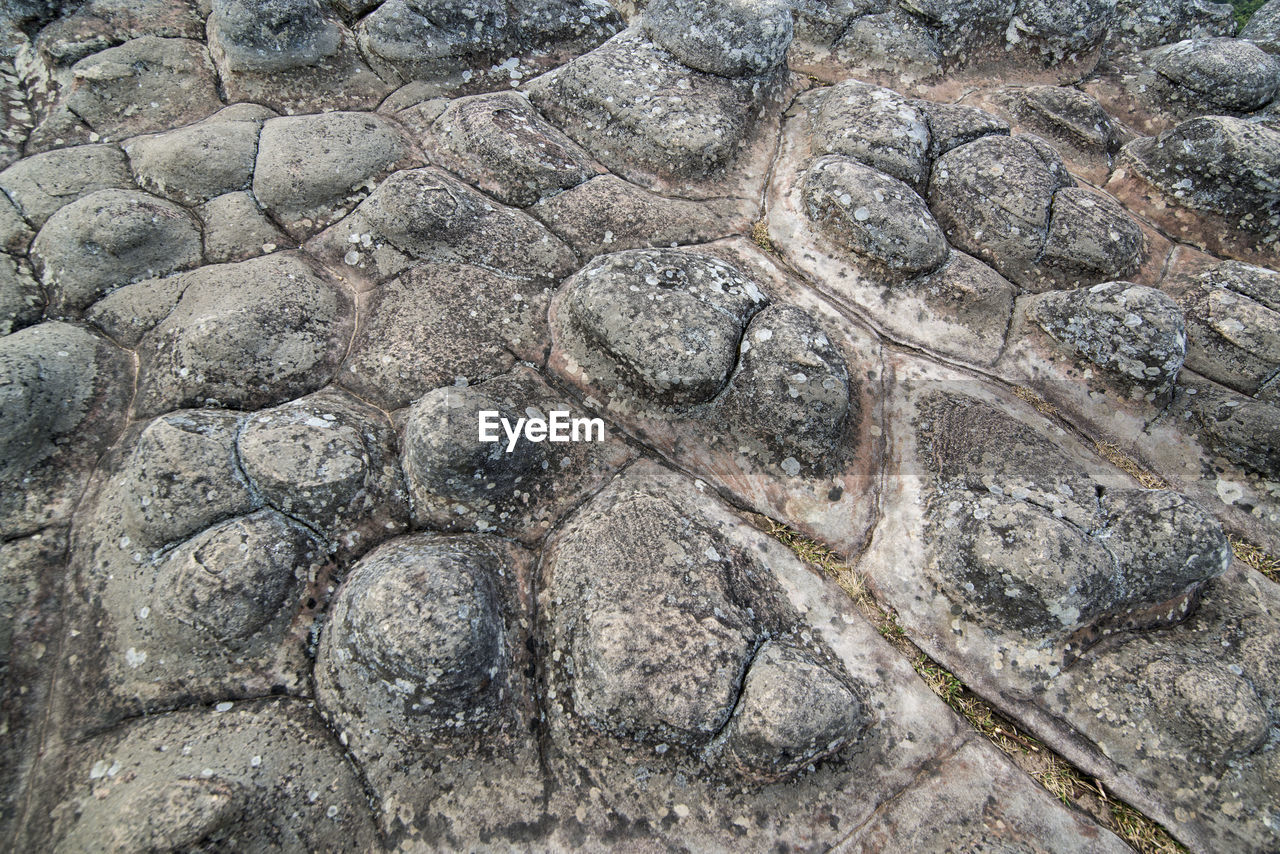 FULL FRAME SHOT OF ROCKS ON THE WALL