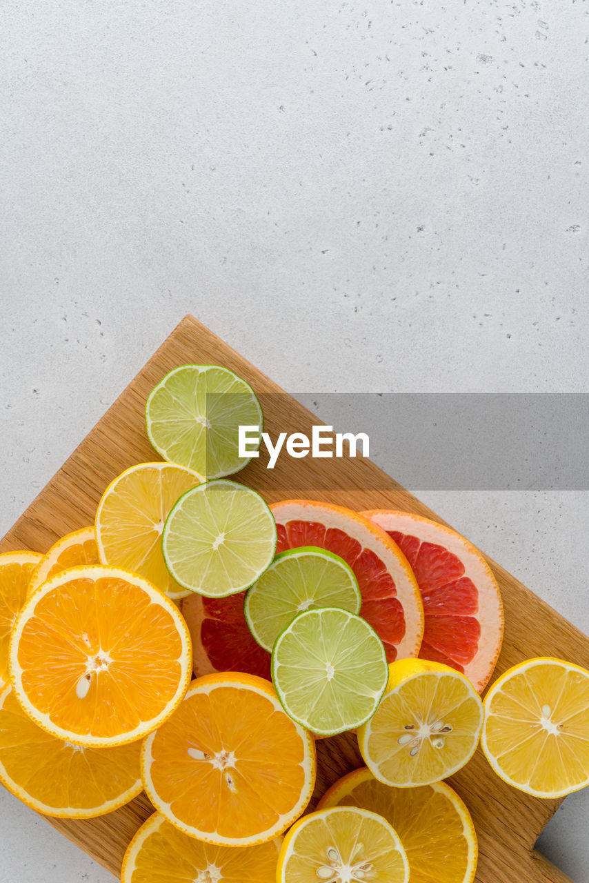 DIRECTLY ABOVE SHOT OF ORANGE SLICES ON TABLE