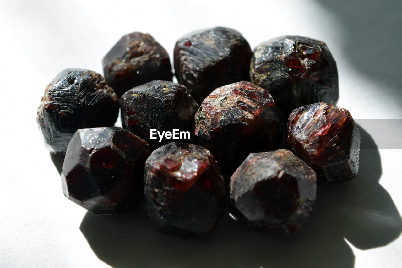 CLOSE-UP OF BLUEBERRIES IN PLATE