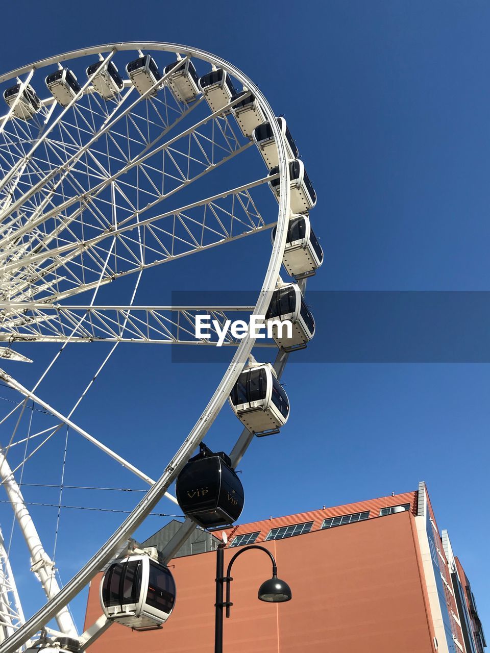 LOW ANGLE VIEW OF FERRIS WHEEL AGAINST CLEAR SKY