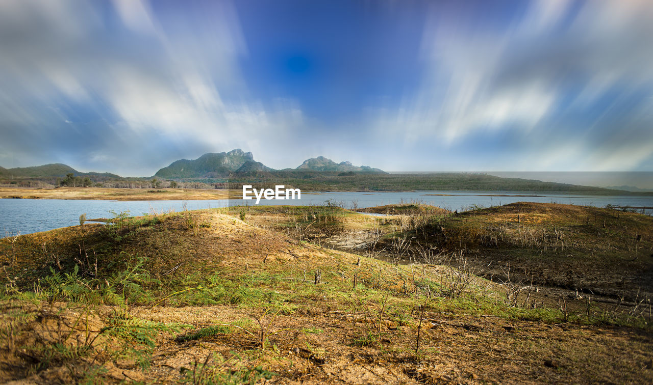 PANORAMIC VIEW OF SEA SHORE AGAINST SKY