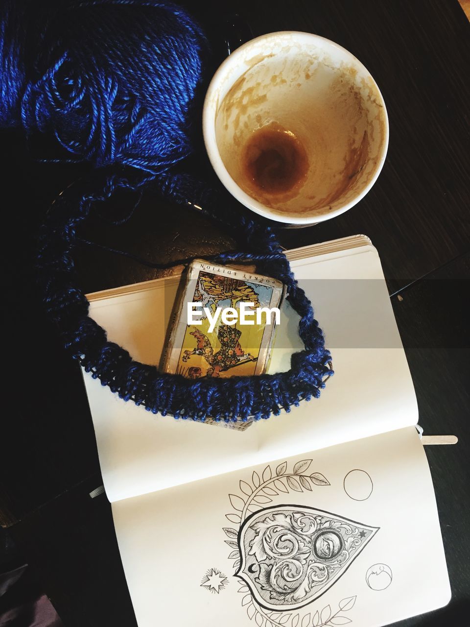 HIGH ANGLE VIEW OF COFFEE IN PLATE ON TABLE