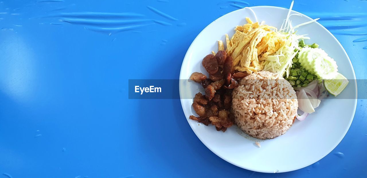 HIGH ANGLE VIEW OF FOOD SERVED ON TABLE