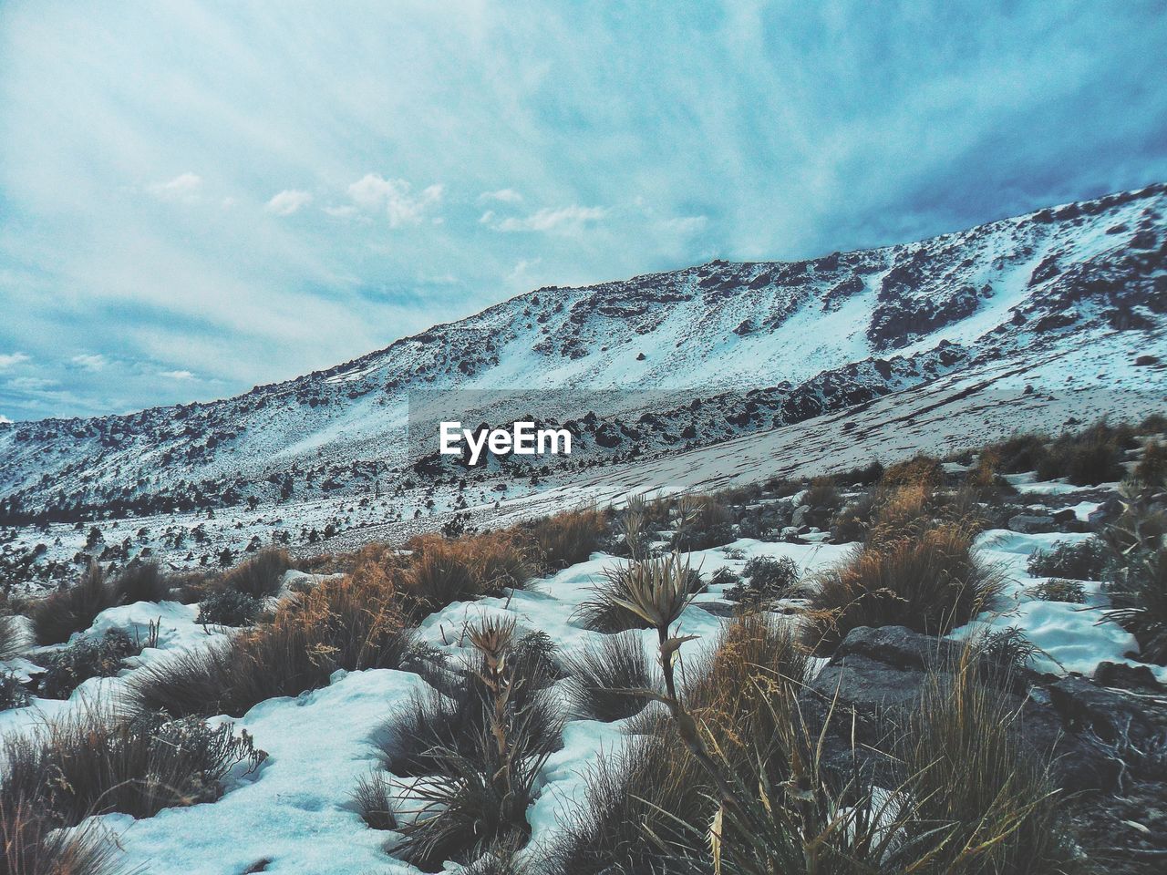 SCENIC VIEW OF SNOW COVERED MOUNTAIN AGAINST SKY