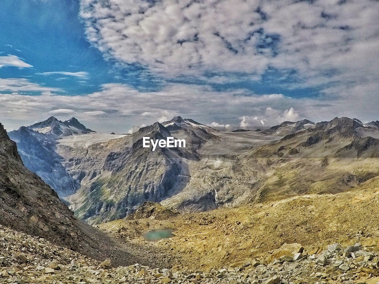 PANORAMIC VIEW OF SNOWCAPPED MOUNTAINS AGAINST SKY