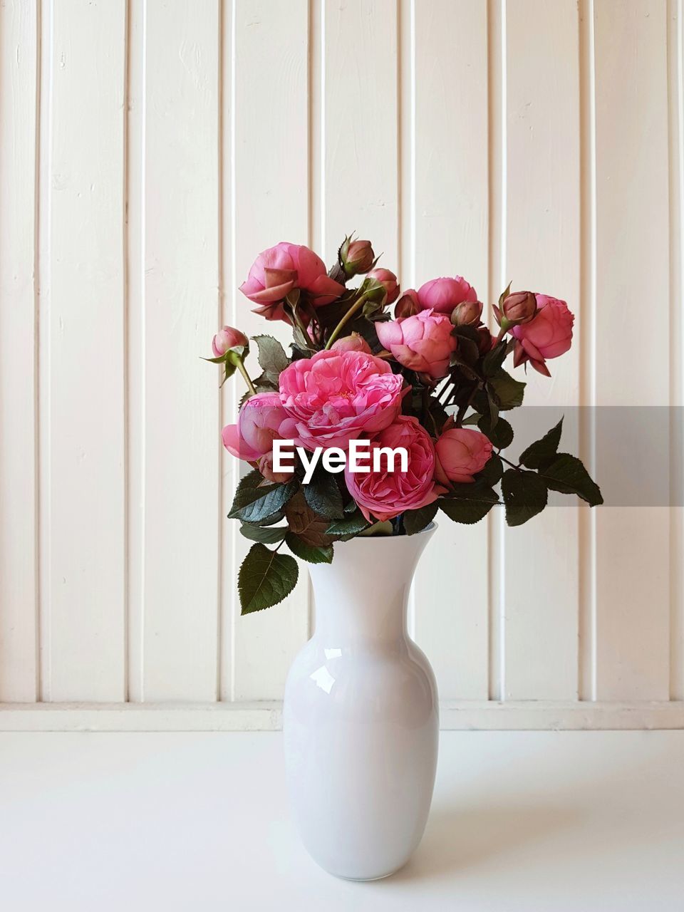 CLOSE-UP OF ROSE BOUQUET IN VASE