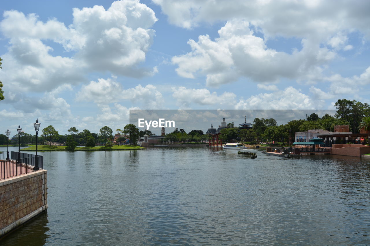 SCENIC VIEW OF RIVER AGAINST BUILDINGS IN CITY