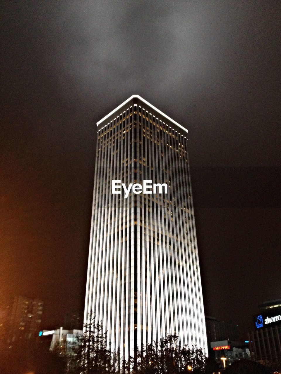 LOW ANGLE VIEW OF MODERN BUILDING AT NIGHT