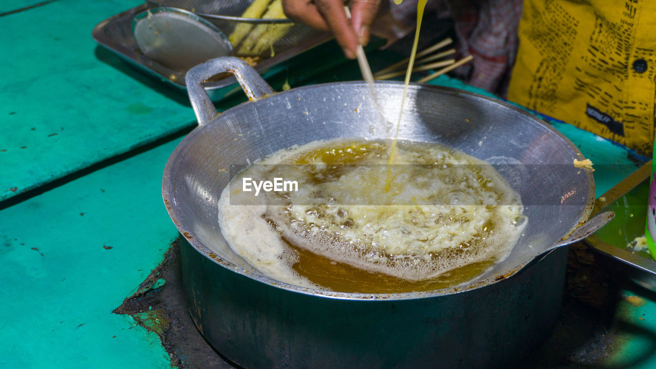 CLOSE-UP OF PERSON PREPARING FOOD