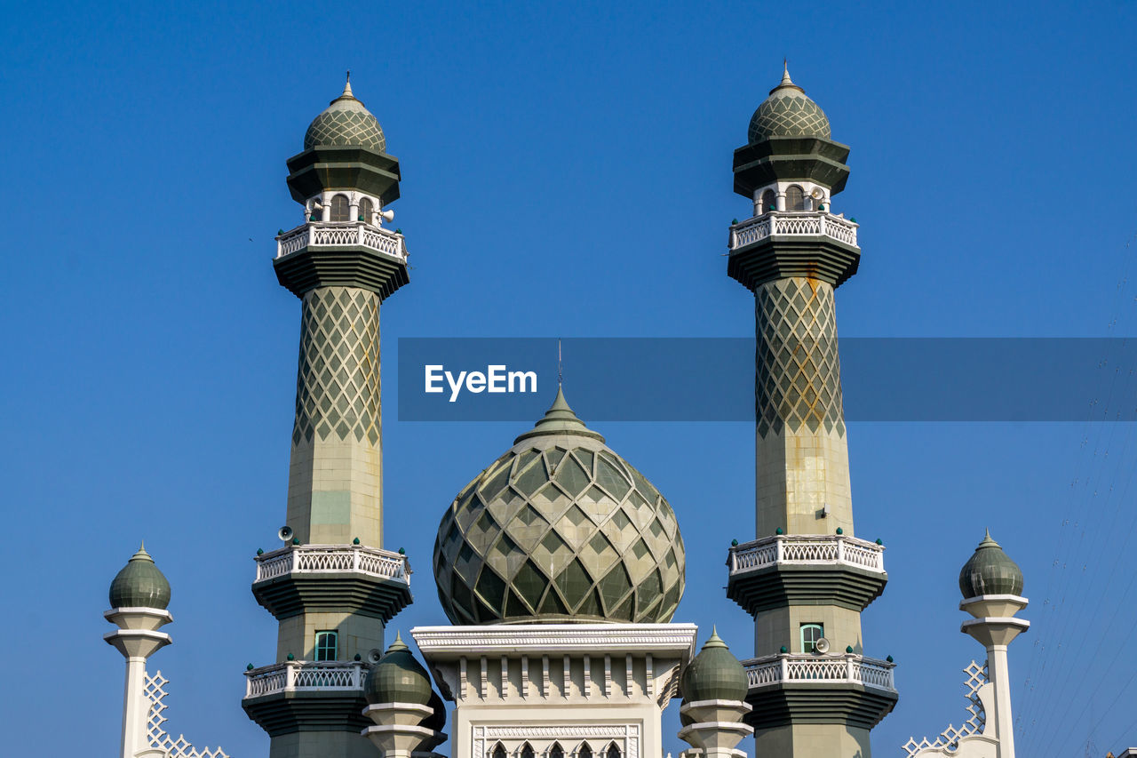 LOW ANGLE VIEW OF BUILDINGS AGAINST SKY