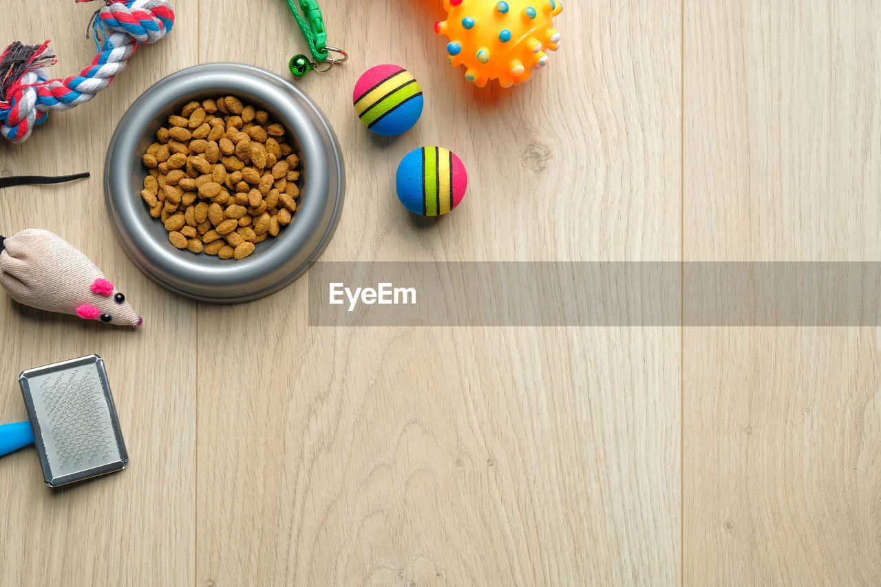 HIGH ANGLE VIEW OF CANDIES IN BOWL ON TABLE