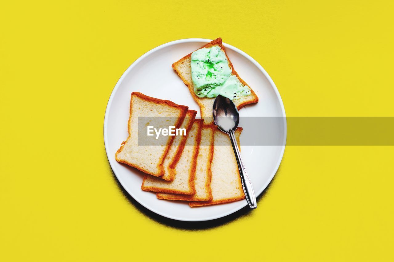 HIGH ANGLE VIEW OF BREAD IN PLATE