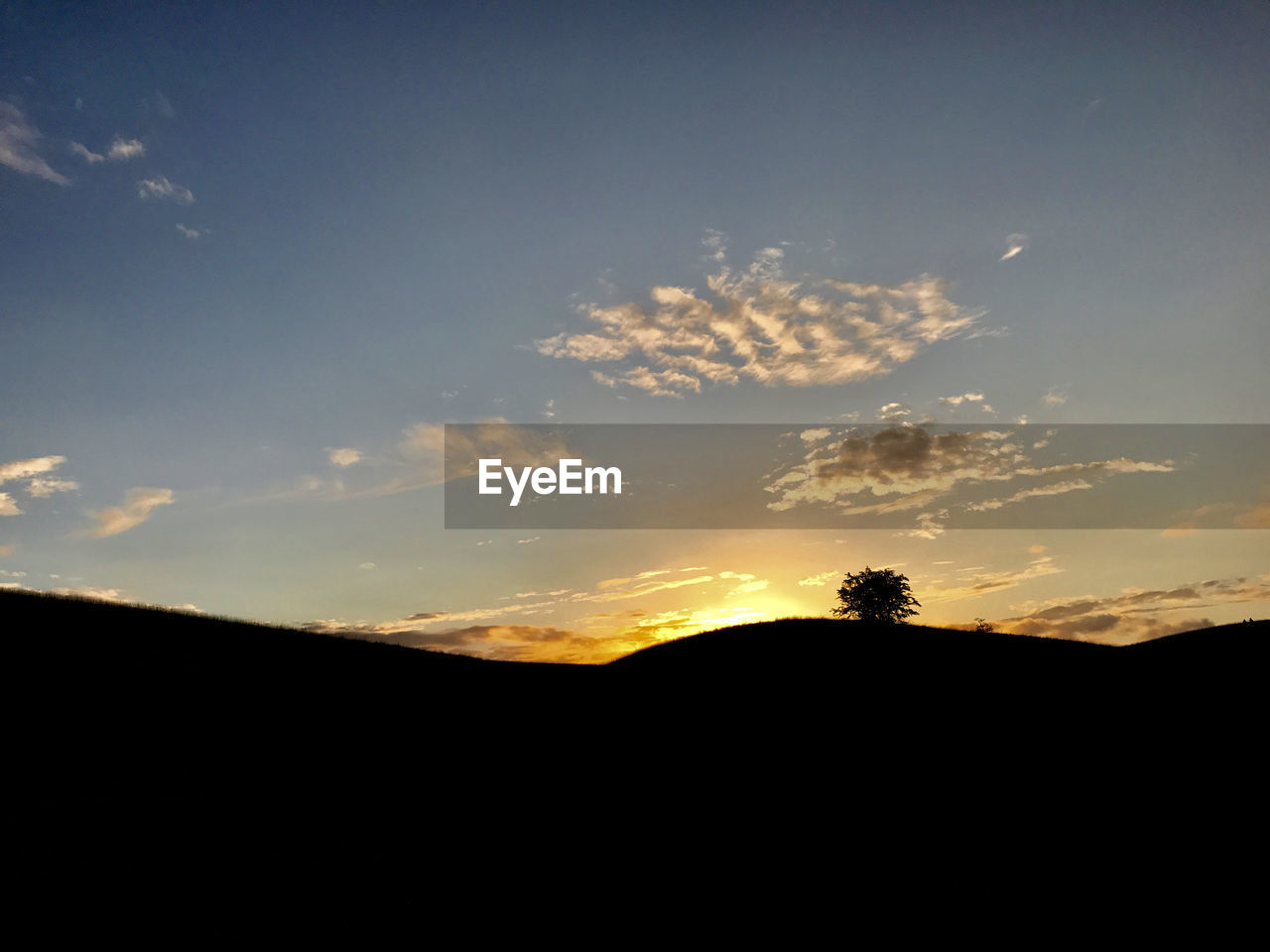 SCENIC VIEW OF SILHOUETTE LANDSCAPE AGAINST SKY