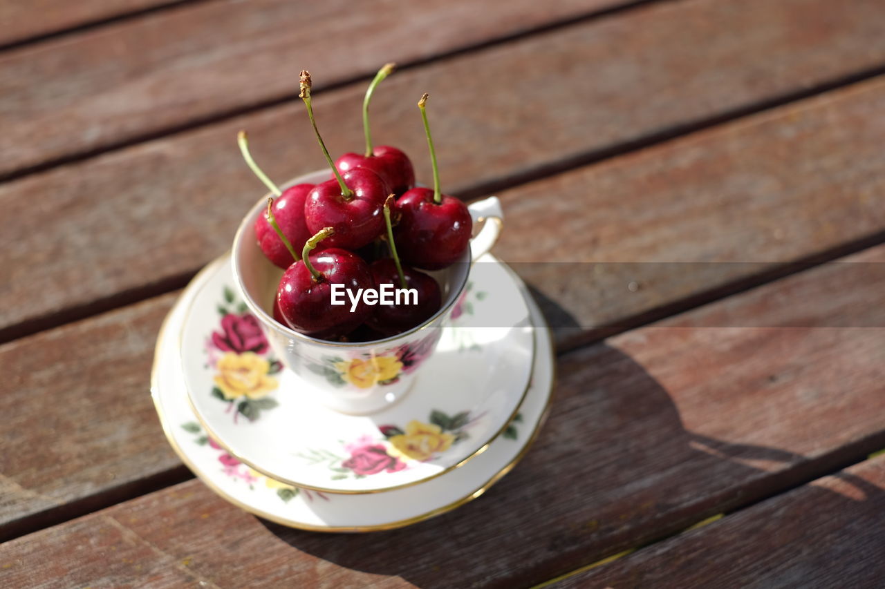 HIGH ANGLE VIEW OF STRAWBERRIES IN PLATE