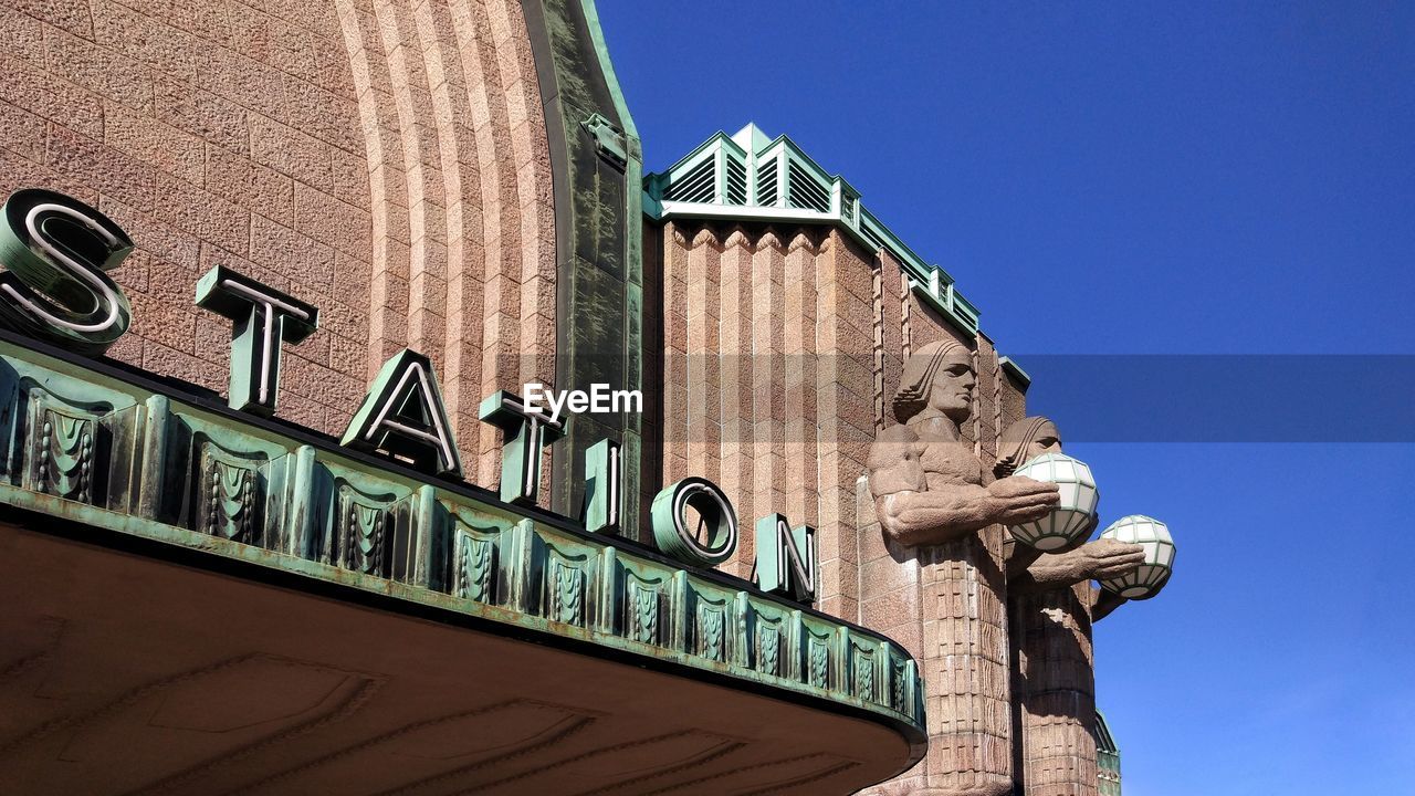 LOW ANGLE VIEW OF SCULPTURES ON BUILDING AGAINST CLEAR SKY