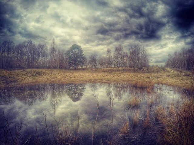 SCENIC VIEW OF LAKE AGAINST CLOUDY SKY