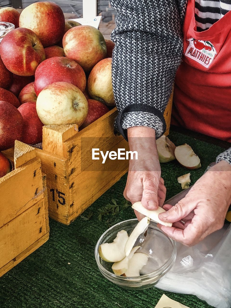 HIGH ANGLE VIEW OF MAN HAVING FOOD