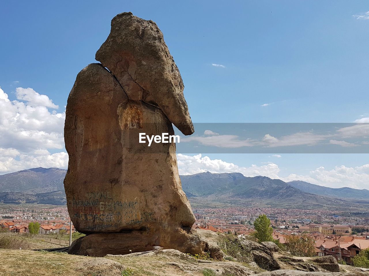 VIEW OF ROCK ON LANDSCAPE