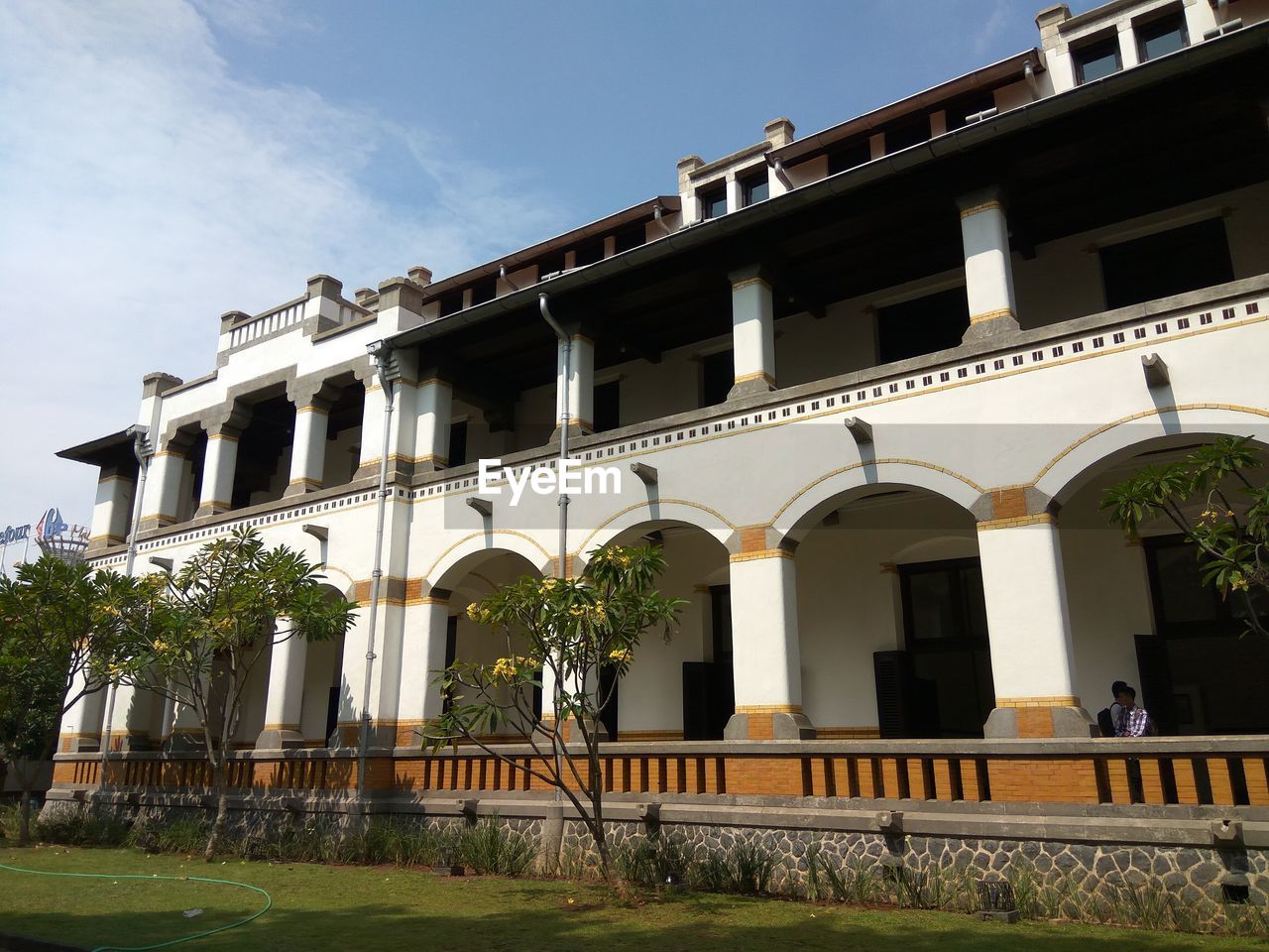 LOW ANGLE VIEW OF HISTORICAL BUILDING AGAINST SKY