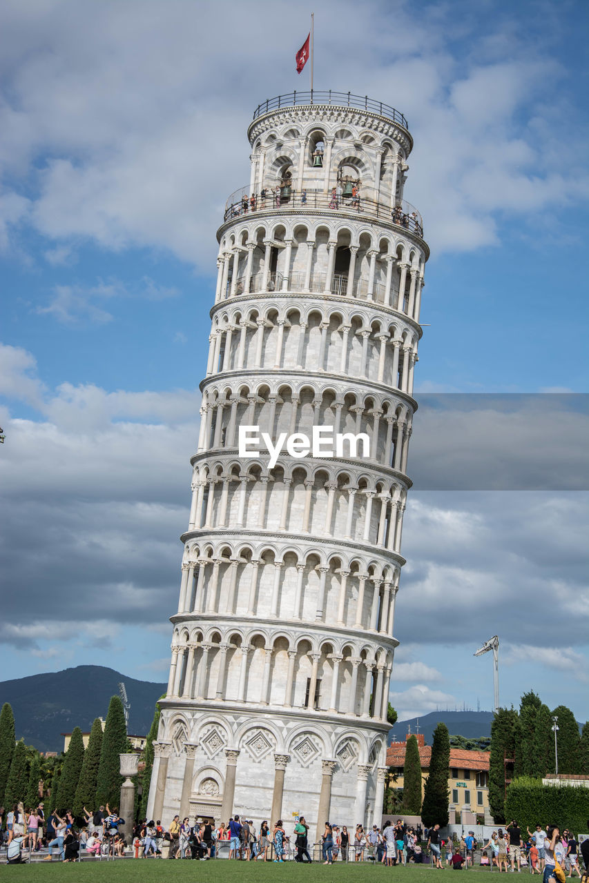 Tourists by leaning tower of pisa