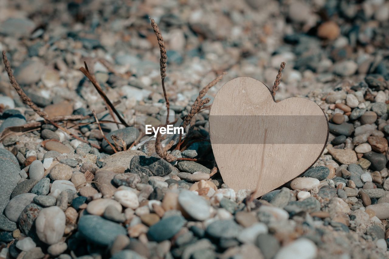 HIGH ANGLE VIEW OF HEART SHAPE ON STONE