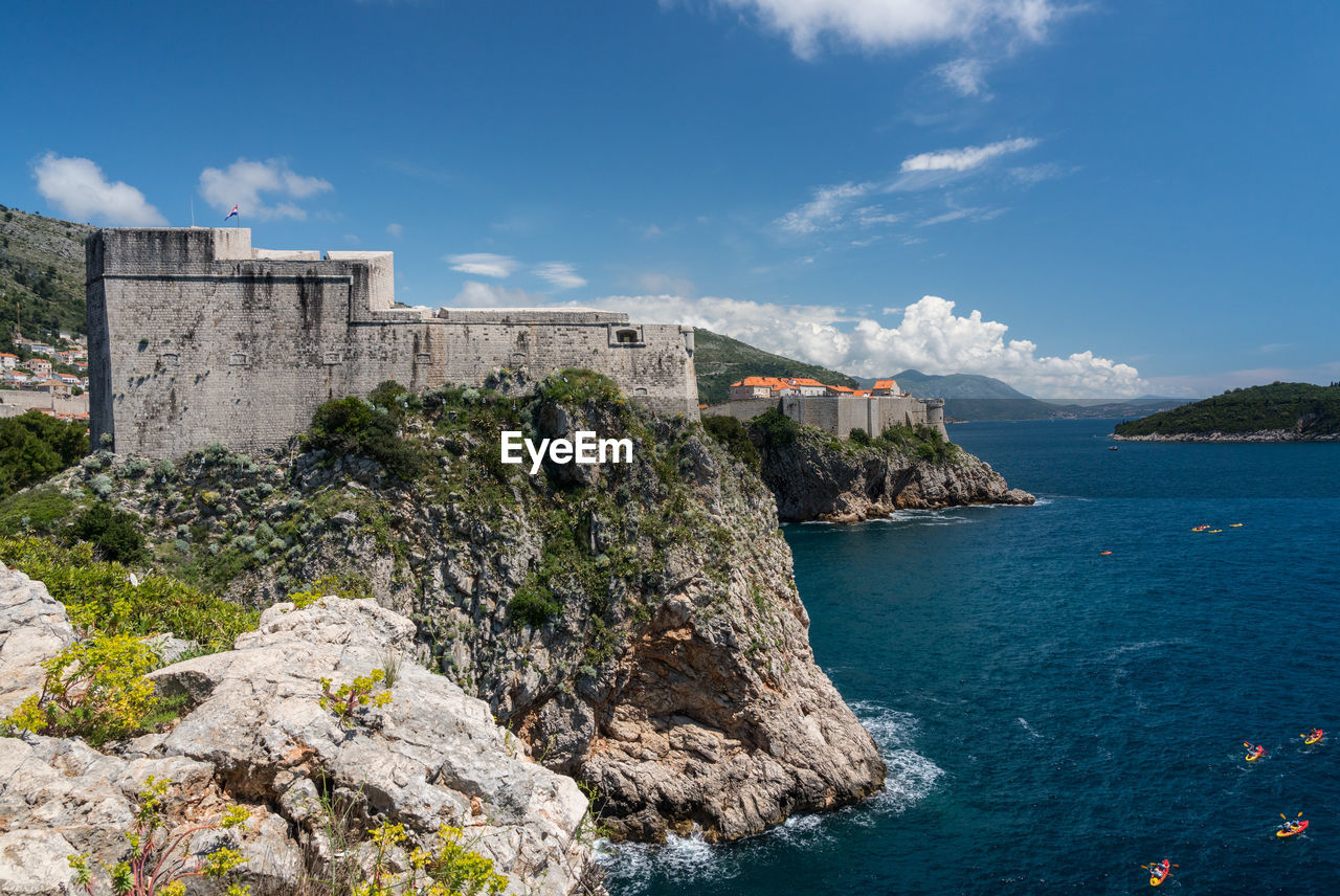 SCENIC VIEW OF SEA BY BUILDINGS AGAINST SKY