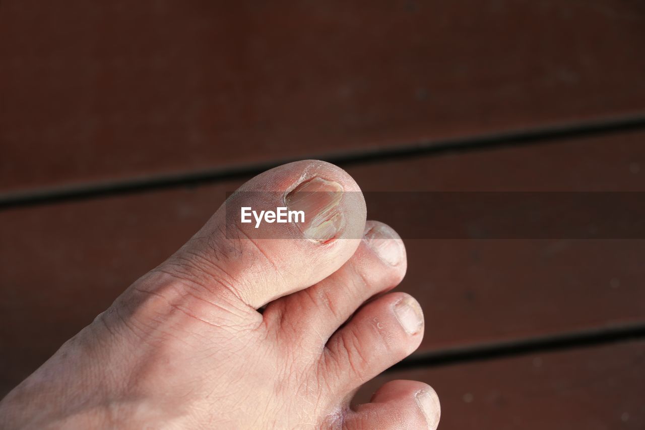 CLOSE-UP OF HAND HOLDING RAILING