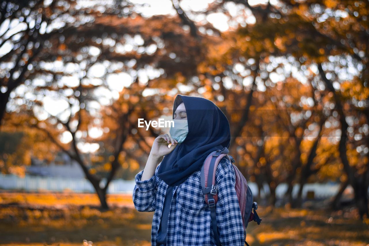 Beautiful muslim women wearing masks to protect themselves from the corona virus