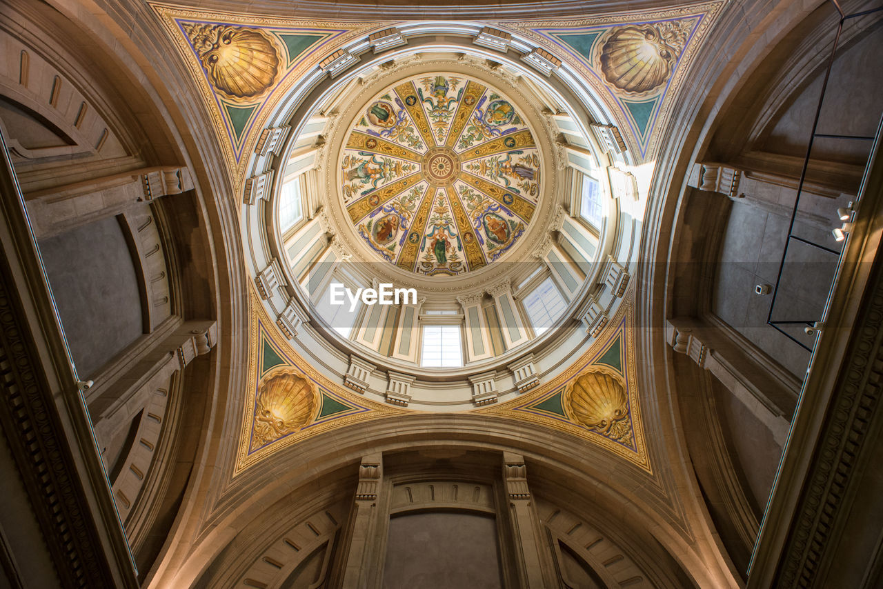 LOW ANGLE VIEW OF CEILING OF BUILDING