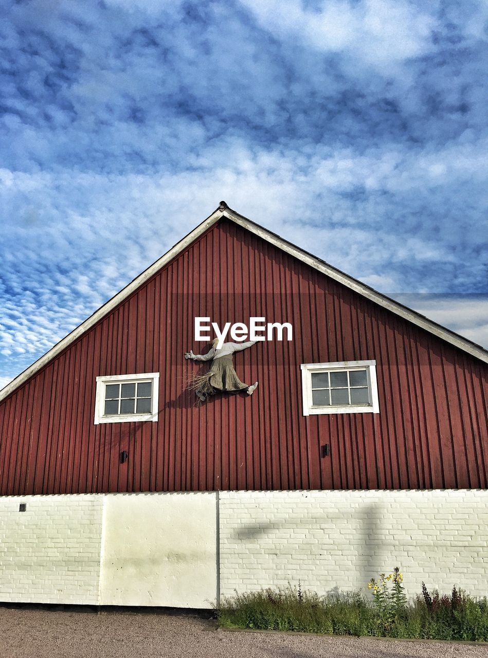 LOW ANGLE VIEW OF HOUSE AGAINST CLOUDY SKY