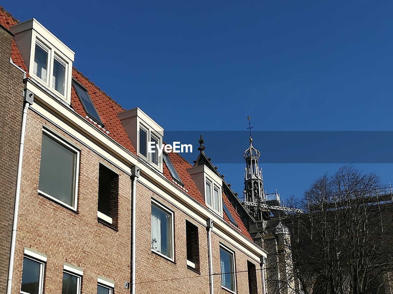 LOW ANGLE VIEW OF BUILDINGS AGAINST SKY