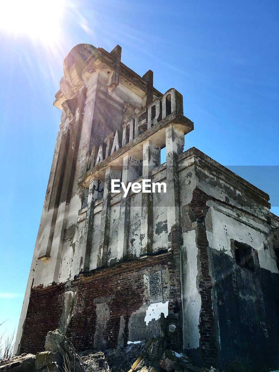 LOW ANGLE VIEW OF BUILT STRUCTURE IN WINTER