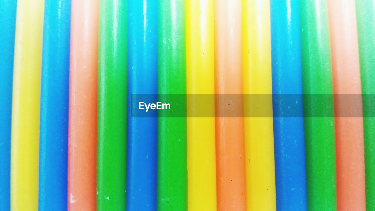 FULL FRAME SHOT OF COLORED PENCILS
