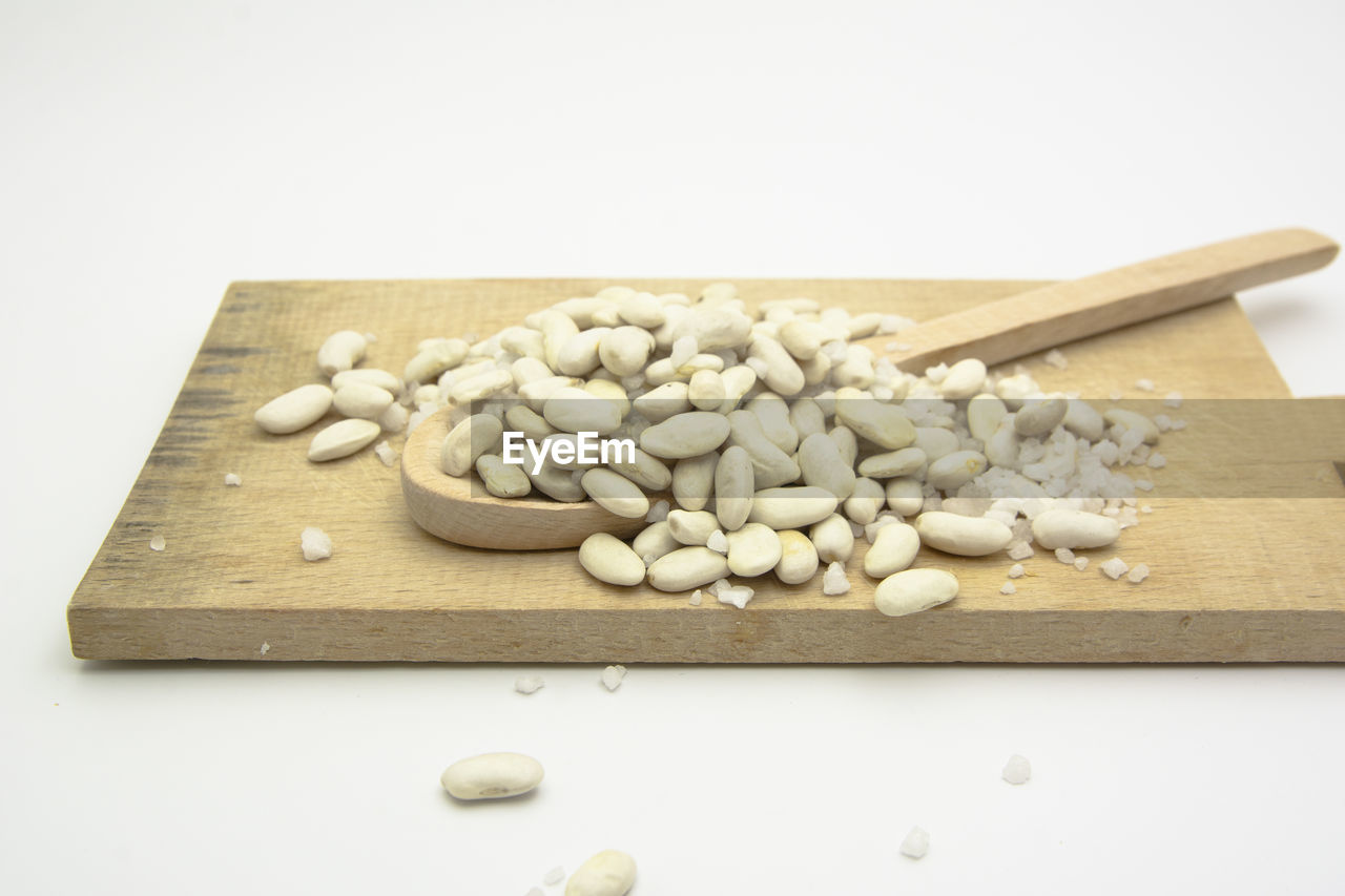 HIGH ANGLE VIEW OF COFFEE BEANS ON TABLE