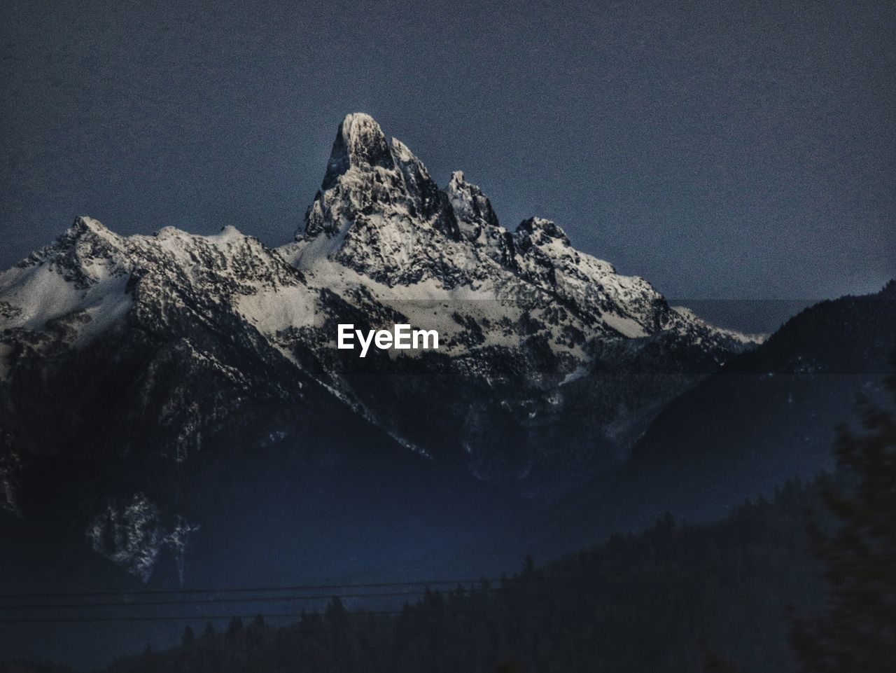 SCENIC VIEW OF SNOW MOUNTAINS AGAINST SKY