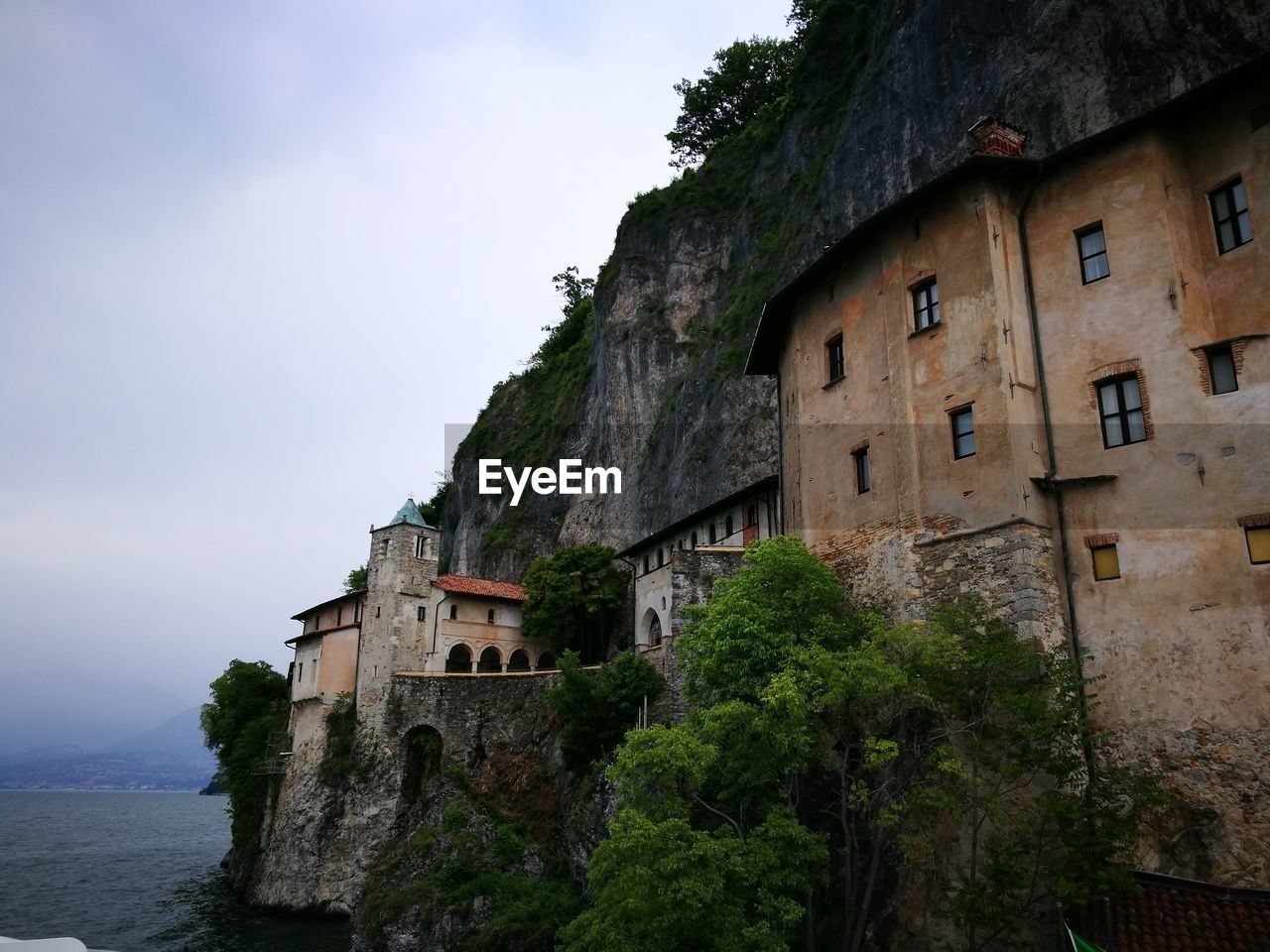 LOW ANGLE VIEW OF BUILDINGS AGAINST MOUNTAIN