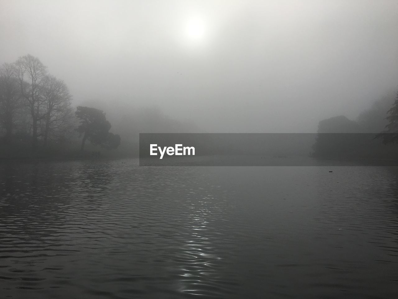 SCENIC VIEW OF LAKE AGAINST SKY AT FOG
