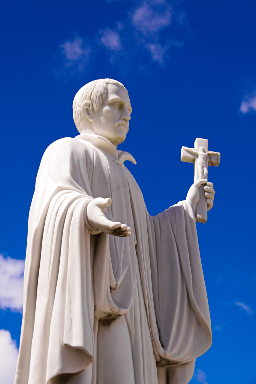 LOW ANGLE VIEW OF STATUE AGAINST SKY