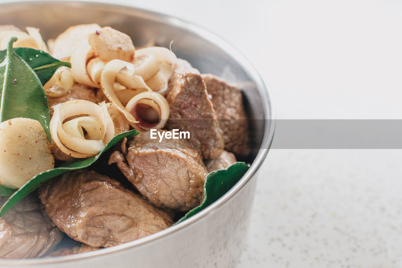 HIGH ANGLE VIEW OF FOOD IN PLATE