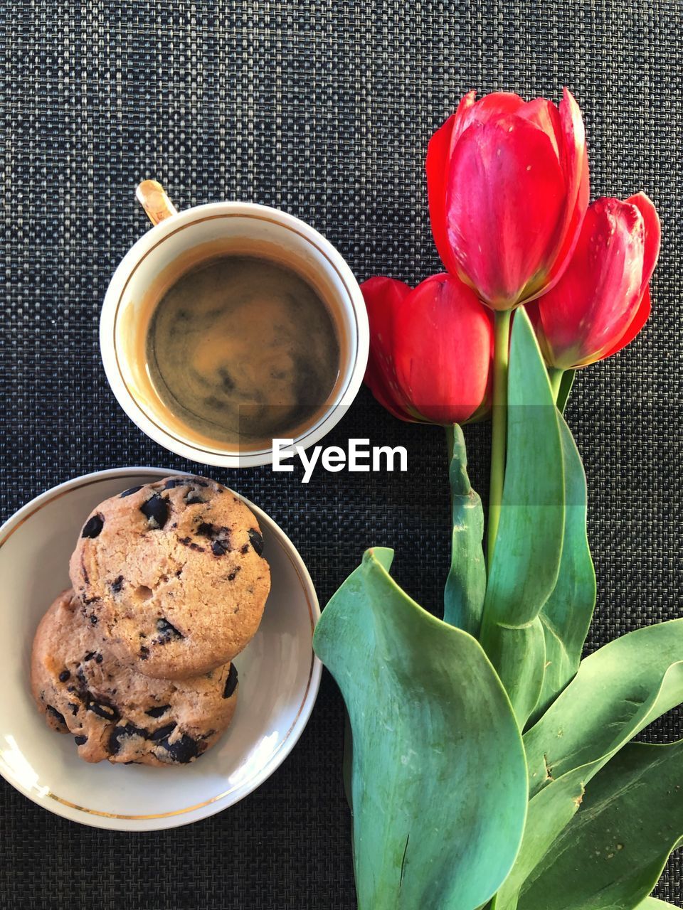 HIGH ANGLE VIEW OF DESSERT IN TRAY ON TABLE