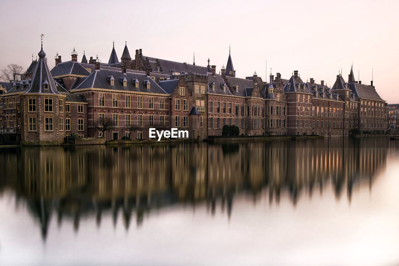 Binnenhof reflection in hofvijver against sky
