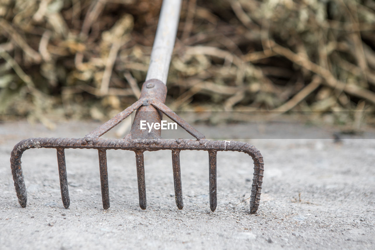 CLOSE-UP OF RUSTY METAL ON ROPE